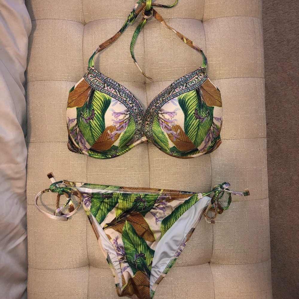 Worn once VS Swim Suit! Top 34 DD & Bottoms size L